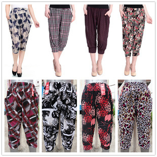 批發(fā)采購中老年女裝-夏季服裝批發(fā)中老年冰絲七分燈籠褲外貿(mào)庫存廠家直銷地攤趕集貨源.