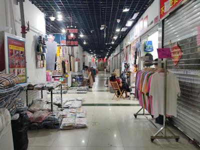 到點關門引爭議 即墨服裝批發市場夜半困客，回暖客流恐再遇寒